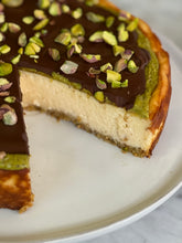 Cargar imagen en el visor de la galería, Cheesecake Dubai Pistacho