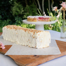 Cargar imagen en el visor de la galería, Torta Merengue Almendras Frambuesa