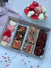 Cargar imagen en el visor de la galería, Box San Valentín - Selección Gourmet