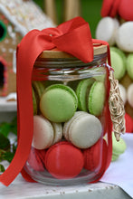 Cargar imagen en el visor de la galería, Macarons navideños en frasco
