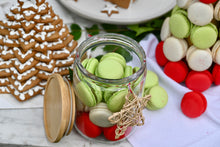 Cargar imagen en el visor de la galería, Macarons navideños en frasco
