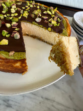 Cargar imagen en el visor de la galería, Cheesecake Dubai Pistacho
