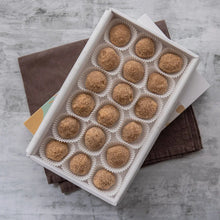 Cargar imagen en el visor de la galería, Bolitas de Miga y Caluga Empolvadas
