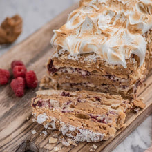 Cargar imagen en el visor de la galería, * Referencia de torta con merengue. Esta foto corresponde a la Torta Milhojas Manjar Pastelera Frambuesa.
