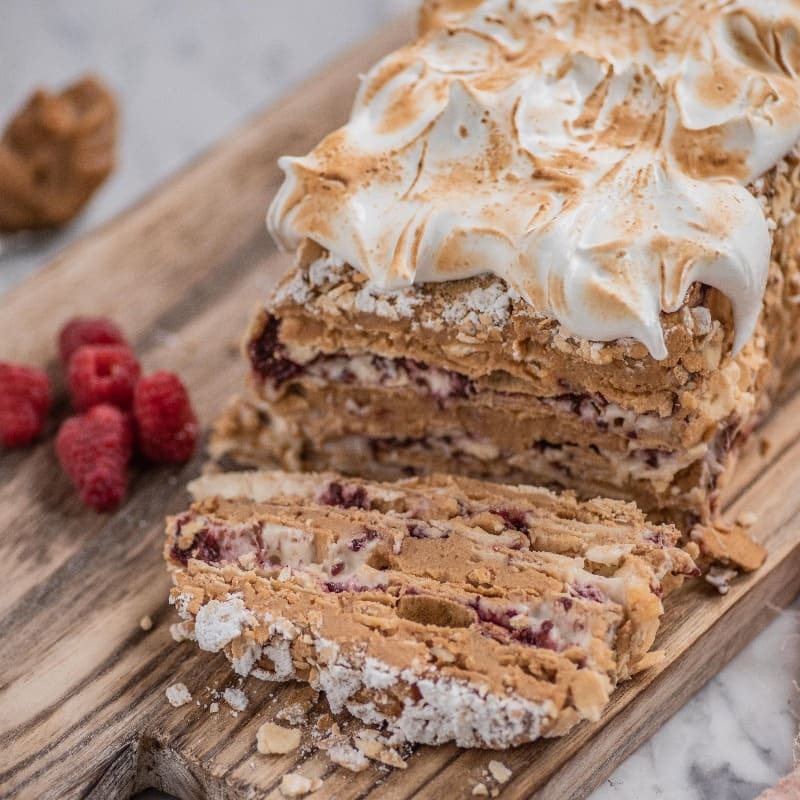 * Referencia de torta con merengue. Esta foto corresponde a la Torta Milhojas Manjar Pastelera Frambuesa.