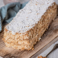Cargar imagen en el visor de la galería, * Referencia de torta sin merengue. Esta foto corresponde a la Torta Milhojas Manjar Pastelera.
